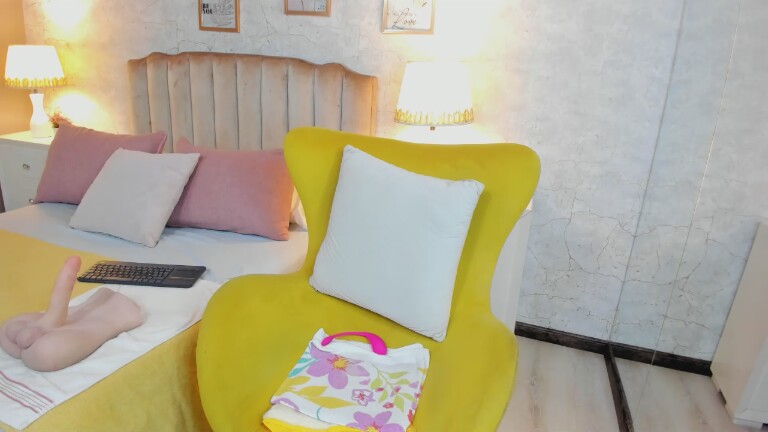 MoulinLamour's Streamate show and profile