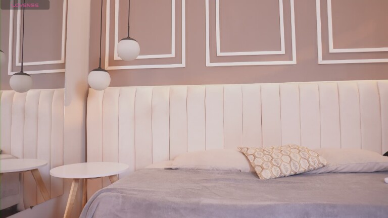 ZaraMiiuw's Streamate show and profile