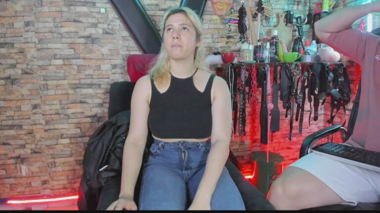 luna0102's Streamate show and profile